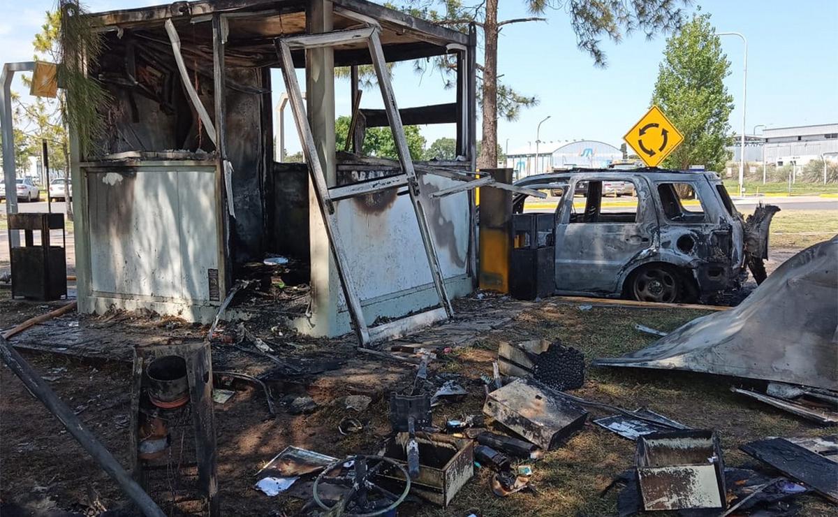 FOTO: Se incendió un auto en el aeropuerto de Rosario: generó pánico y destrozos. 