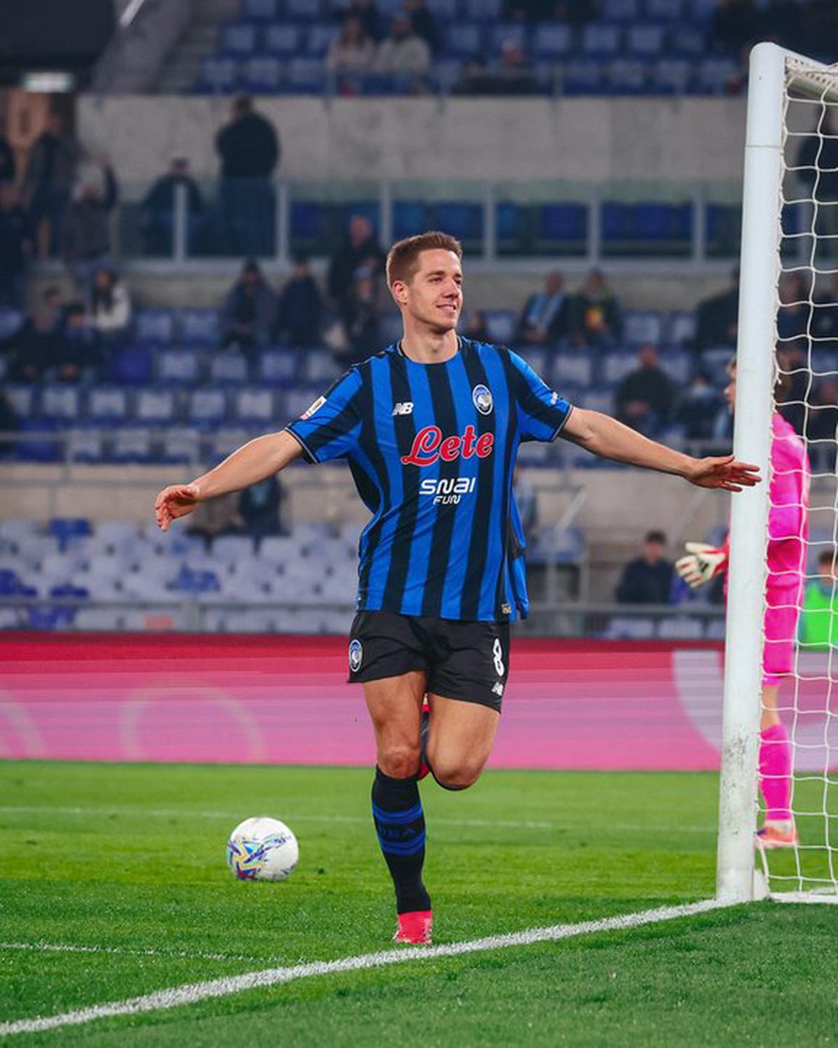 Mario Pasalic festeja su gol, el primero del Atalanta.