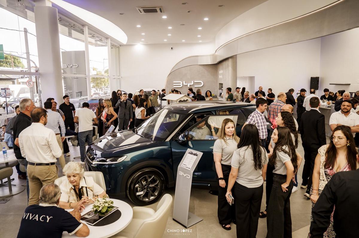 Parra inauguró concesionario oficial BYD Villa Cabrera