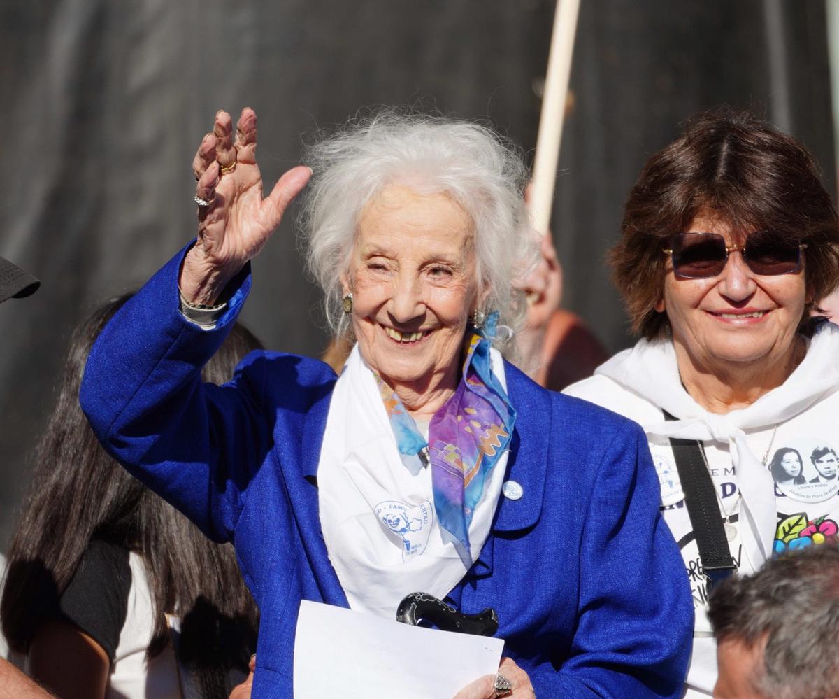 Una multitud se reunió en Plaza de Mayo a 50 años del Golpe. (Foto: NA)