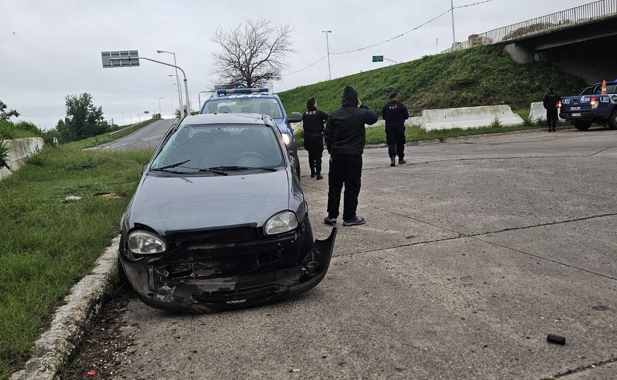 FOTO: El auto que se dio vuelta.