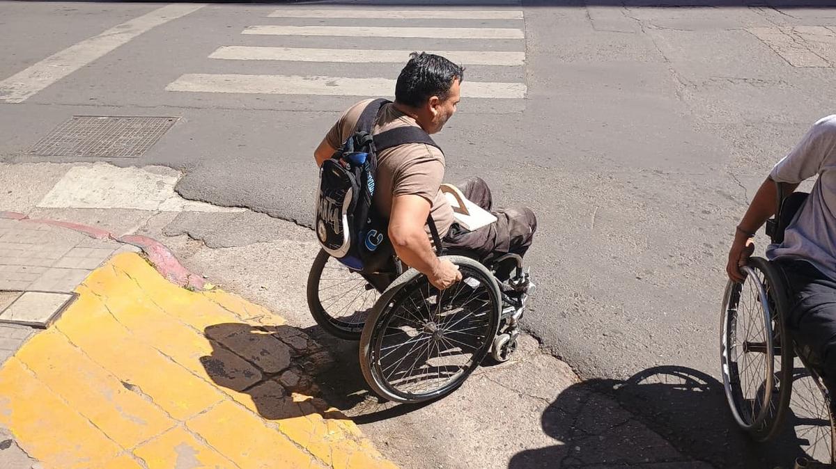 Jóvenes con discapacidad toma la iniciativa de mejorar las veredas