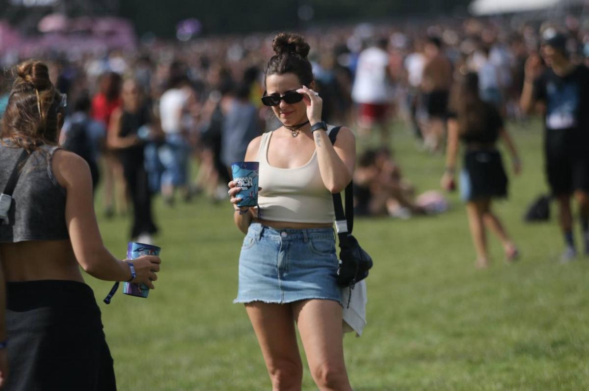 Una multitud vibra en el primer día del Cosquín Rock 2026. (Foto: Daniel Cáceres)
