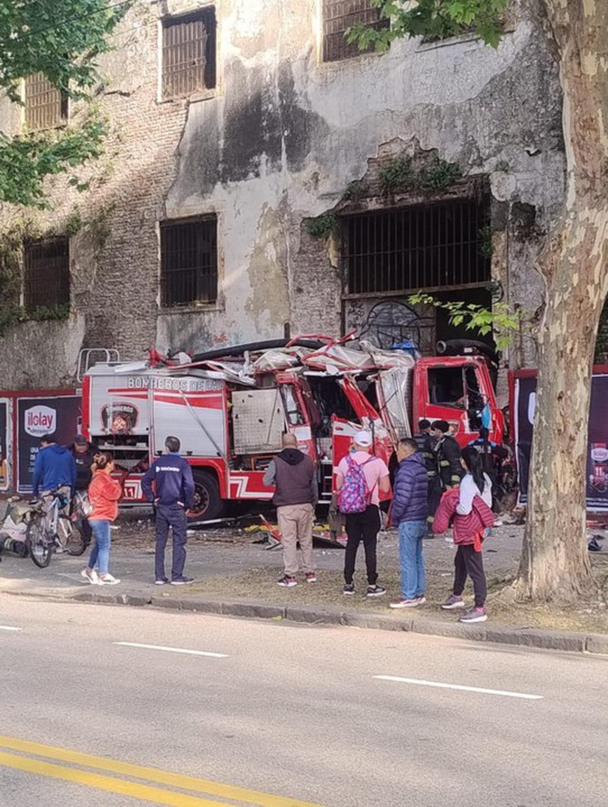 Accidente en Buenos Aires: camión de bomberos choca contra ex cárcel de Caseros dejando heridos