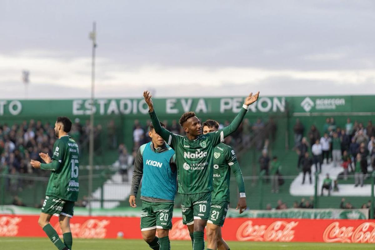 Jhon Rentería festeja el gol que abrió el partido.