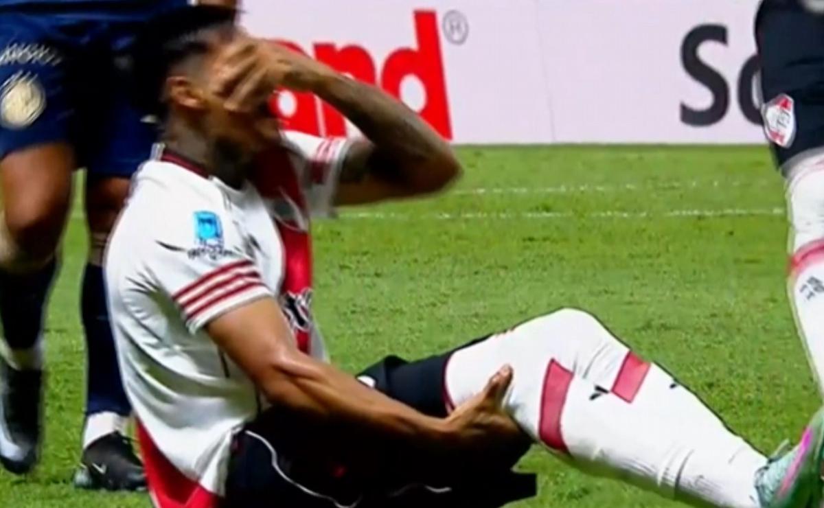 Alarma en River: Portillo entró, se lesionó solo y se retiró entre lágrimas.