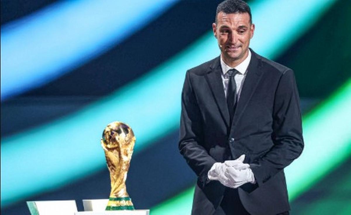 Scaloni entró con traje, guantes blancos y la copa (Foto: X)