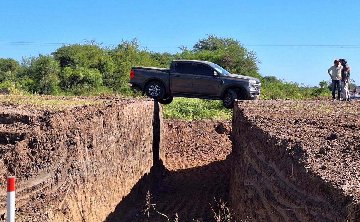 FOTO: Insólito: una camioneta quedó 