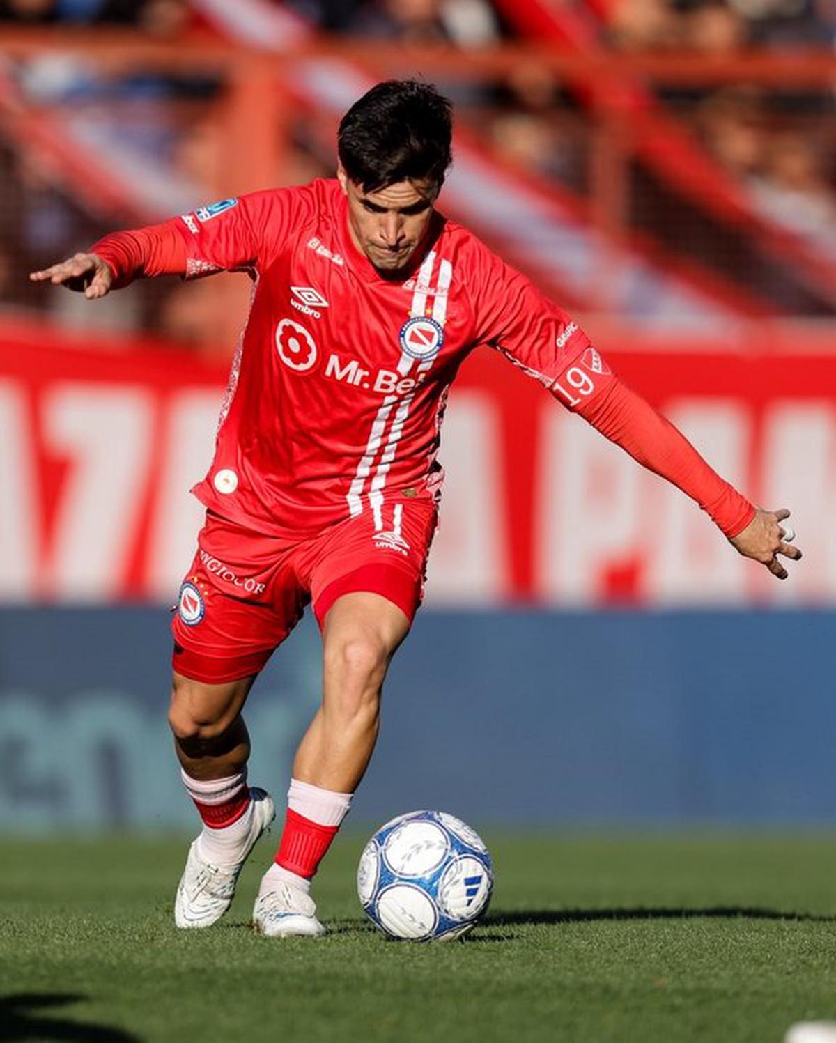 Nicolás Oroz controla la pelota en el empate entre Argentinos Juniors y Gimnasia.