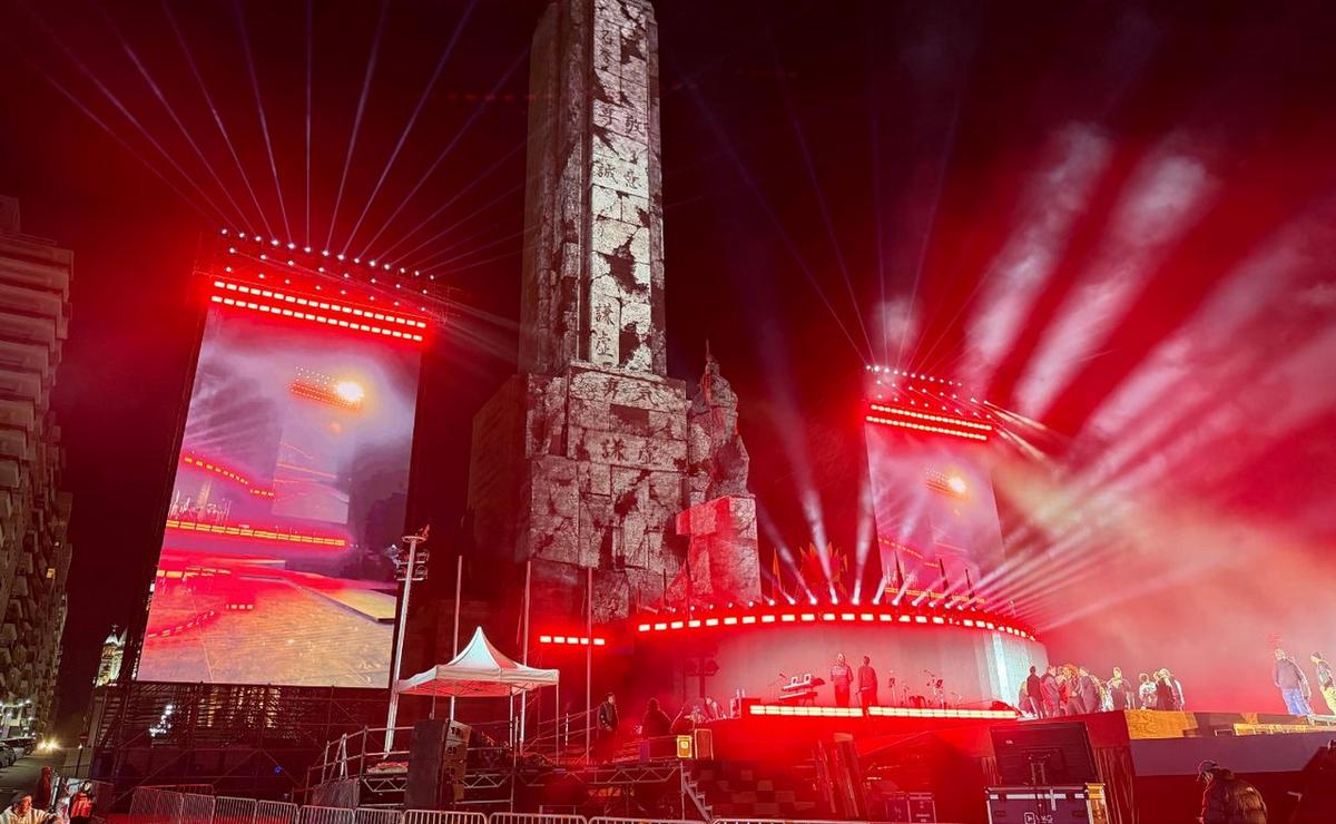 Rosario: el Monumento se llena de luces y ensayos para la apertura de los Suramericanos.