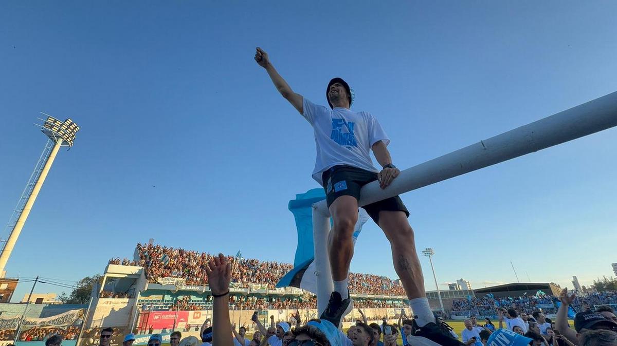 Río Cuarto recibe a los jugadores tras el ascenso. 