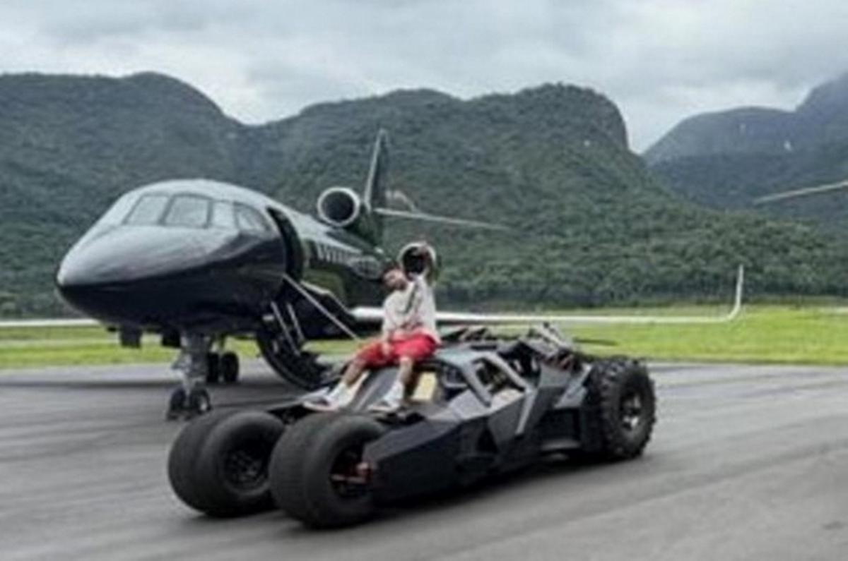 El delantero brasileño mostró sus autos de lujo.