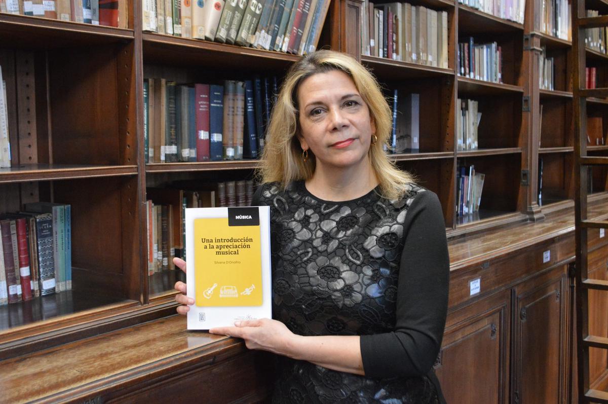Silvana D'Onofrio, con su libro sobre la apreciación musical.