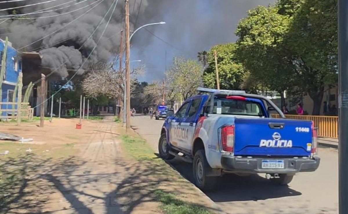 Incendio en barrio Palmar: bomberos extinguieron el fuego en 10 departamentos.
