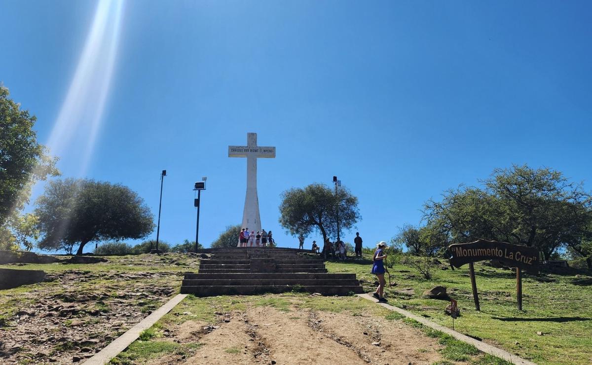 FOTO: El ascenso del Cerro de la Cruz, uno de los grandes atractivos de Carlos Paz.