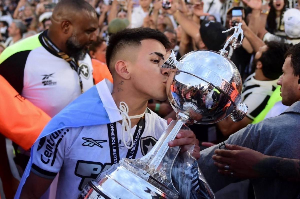 FOTO: Thiago Almada, campeón de América. (Foto.X)