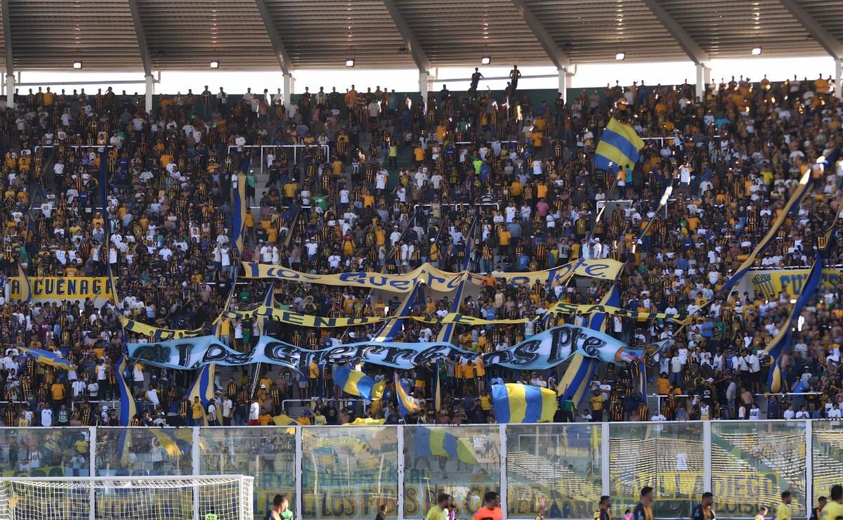 Hinchada de Central de visitante.
