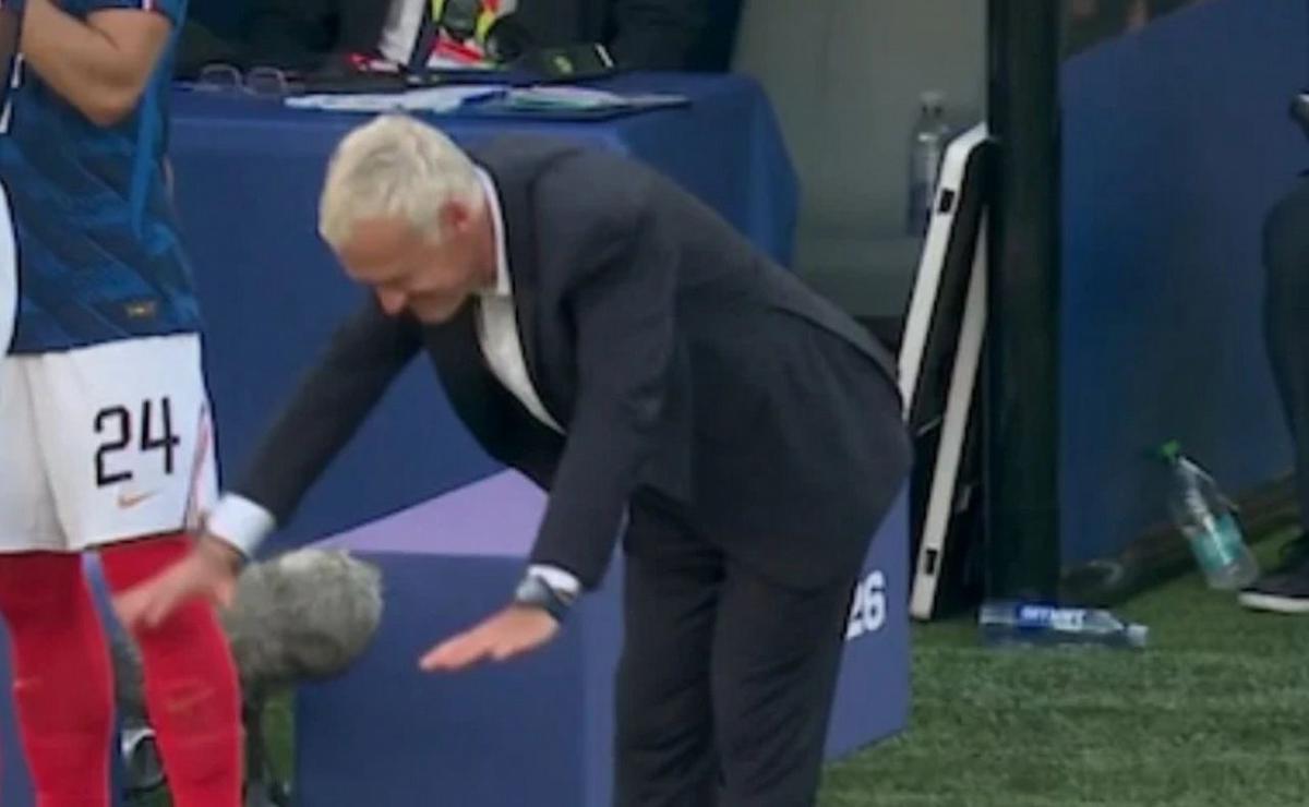 La reacción de Deschamps al sacar a Mbappé. (Captura)