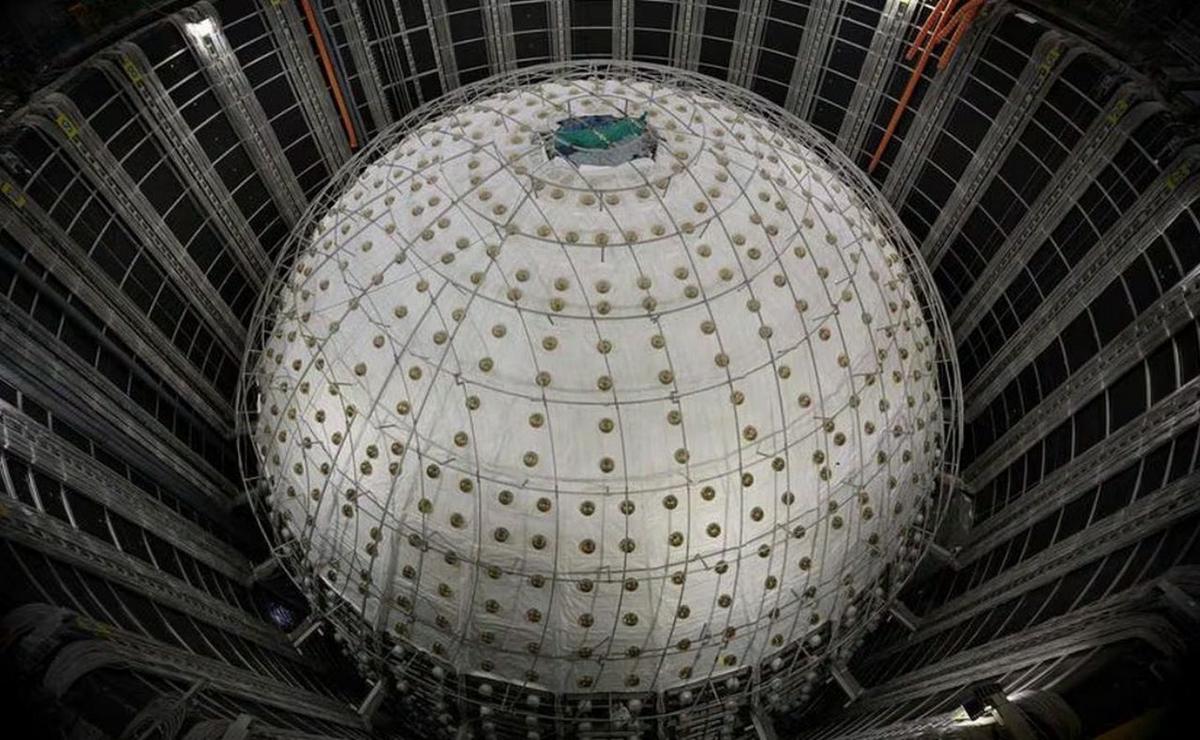 FOTO: El núcleo del Observatorio Subterráneo de Neutrinos de Jiangmen. (Agencia Xinhua)