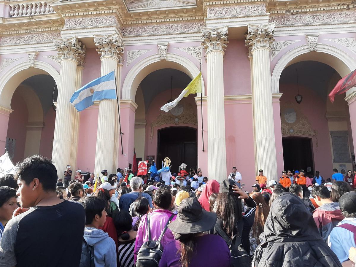 FOTO: El cansancio se ve en la fe de tantos peregrinos