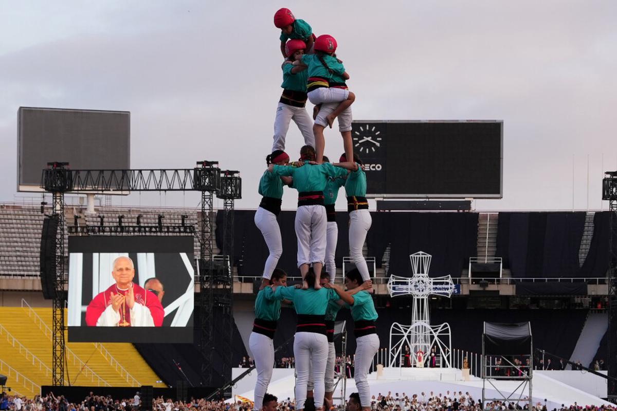 Los famosos castellers de Cataluña saludan al papa León en Barcelona