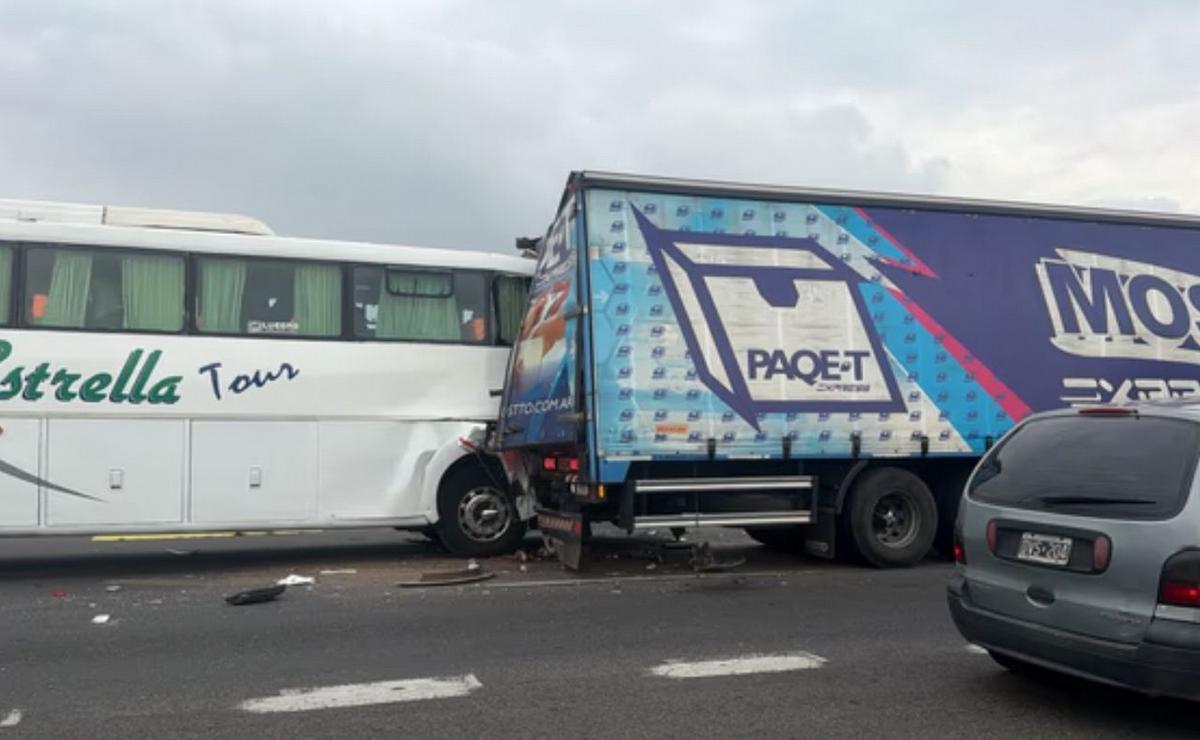 Un micro chocó contra un camión y un auto en la Ruta 9.