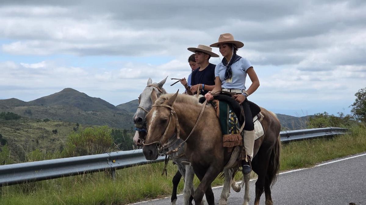 Miles de fieles caminan rumbo a Villa Cura Brochero. (Foto: Matías Arrieta/Cadena 3)