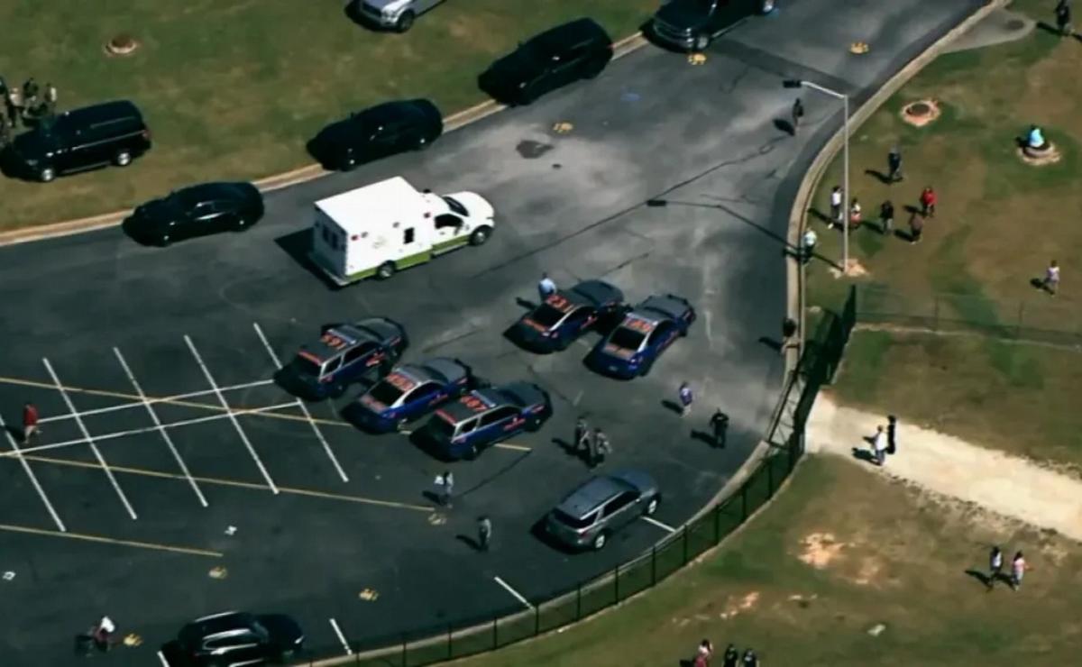 La policía de Georgia en la escuela Apalachee en Winder (Foto: WXIA).