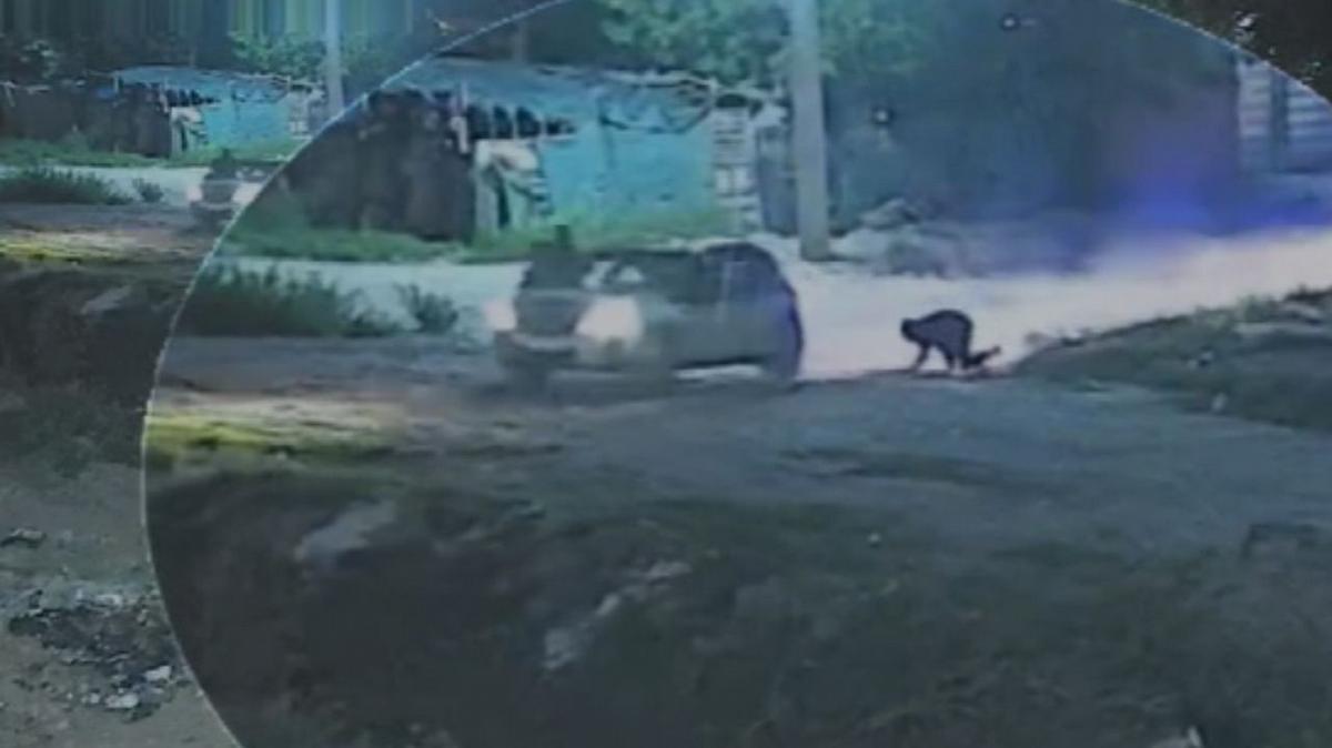 FOTO: Los delincuentes saltaron del auto en movimiento. (Foto:Captura video)