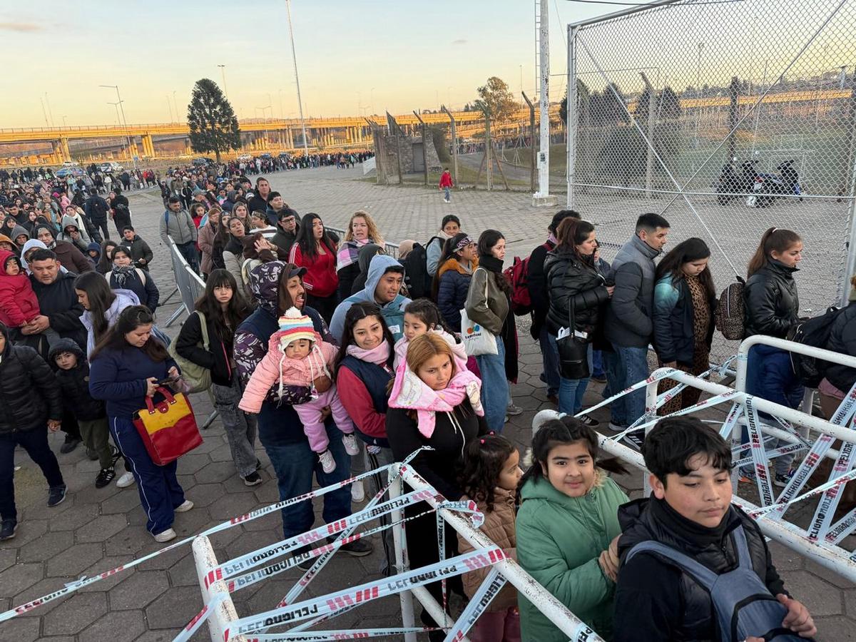 La gente comenzó a llegar con las primeras luces del amanecer (Foto: Daniel Cáceres/Cadena 3)