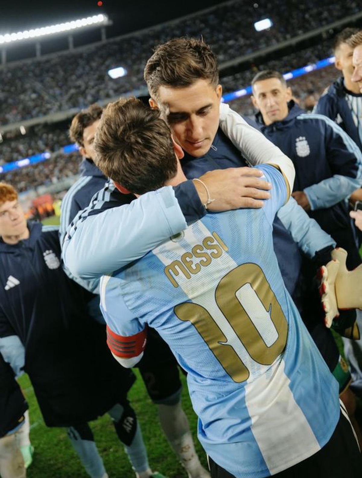 Juan Musso abraza a Lionel Messi en el partido de despedida.