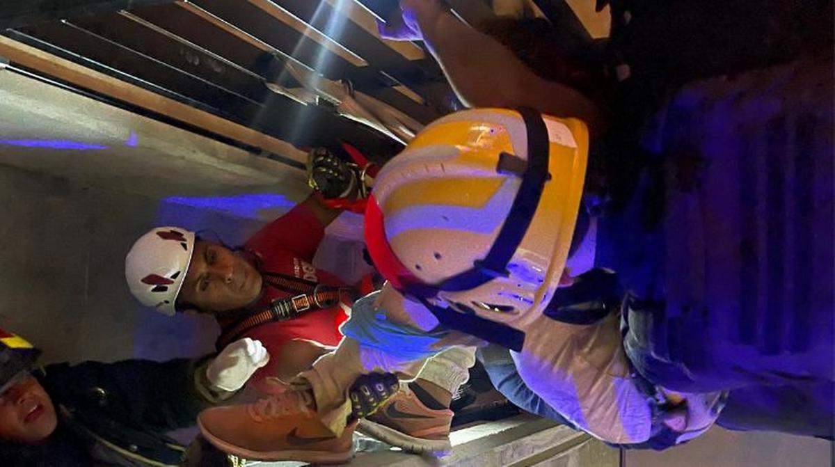 La joven fue asistida por bomberos.