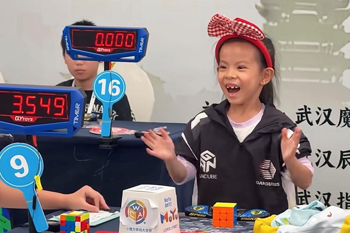 Niña china de 6 años fija récord femenino de velocidad para resolver el cubo Rubik
