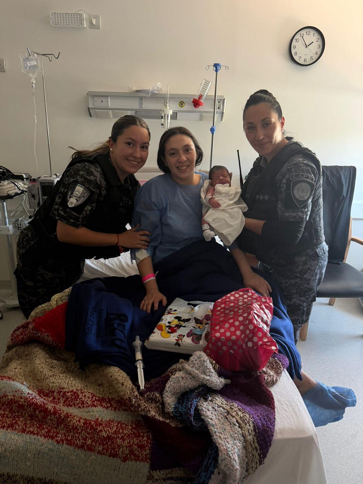 Una oficial de policía asiste a una madre en trabajo de parto en su hogar