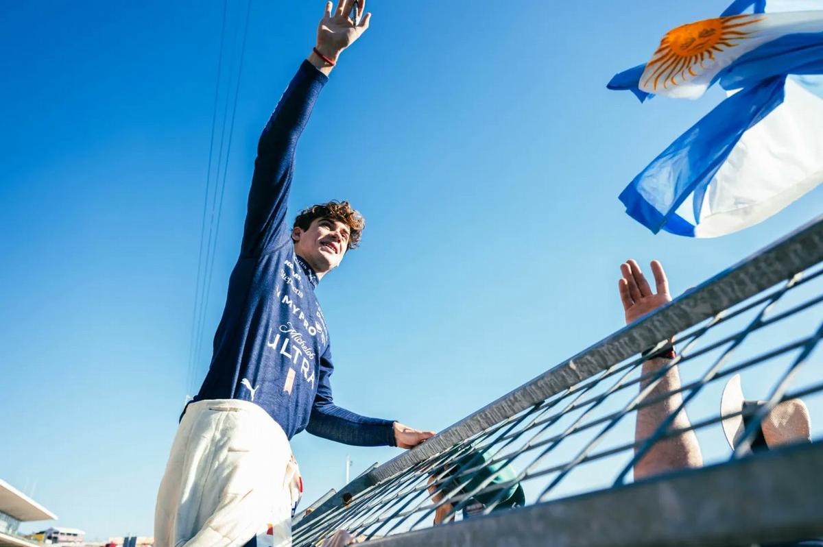 FOTO: Franco Colapinto disfruta el cariño de la gente en Austin. (Foto: @WilliamsF1arg)