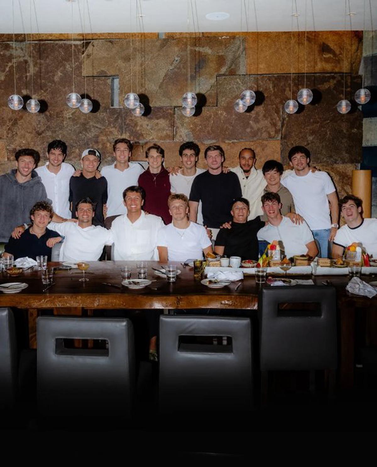 La cena de fin de temporada de los pilotos de Fórmula 1. Colapinto, alejado a un costado.