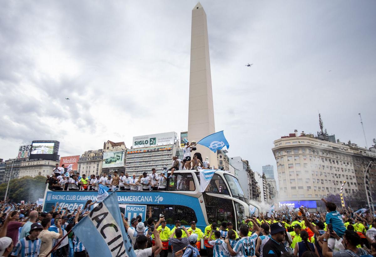 FOTO: Racing copó el Obelisco tras el triunfo en la Sudamericana. 