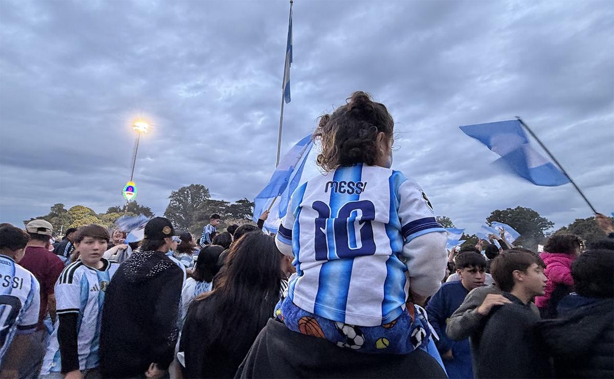 Euforia en Rosario por el triunfo ante Inglaterra y una nueva final del mundo.