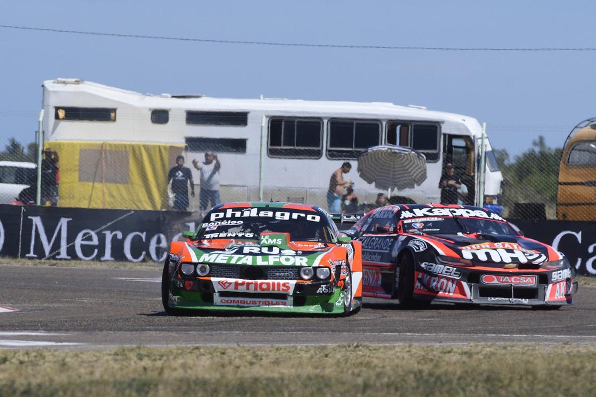 FOTO: El ganador Castellano con C3M en el podio de Viedma