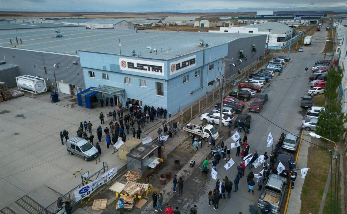 Trabajadores ocupan la planta de Aires del Sur (Foto: Juan Valeiro/La Vaca).