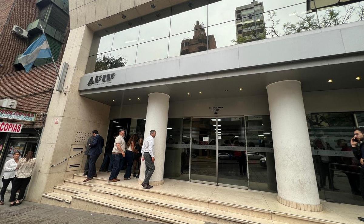 FOTO: Asambleas de empleados en AFIP Córdoba. (Foto: Daniel Cáceres/Cadena 3)