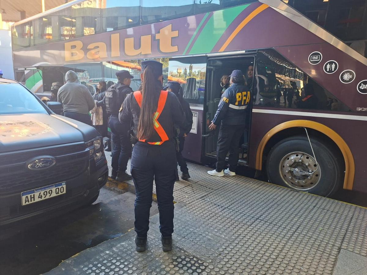 Fuerte operativo antinarcótico en la Terminal de Ómnibus de Córdoba.
