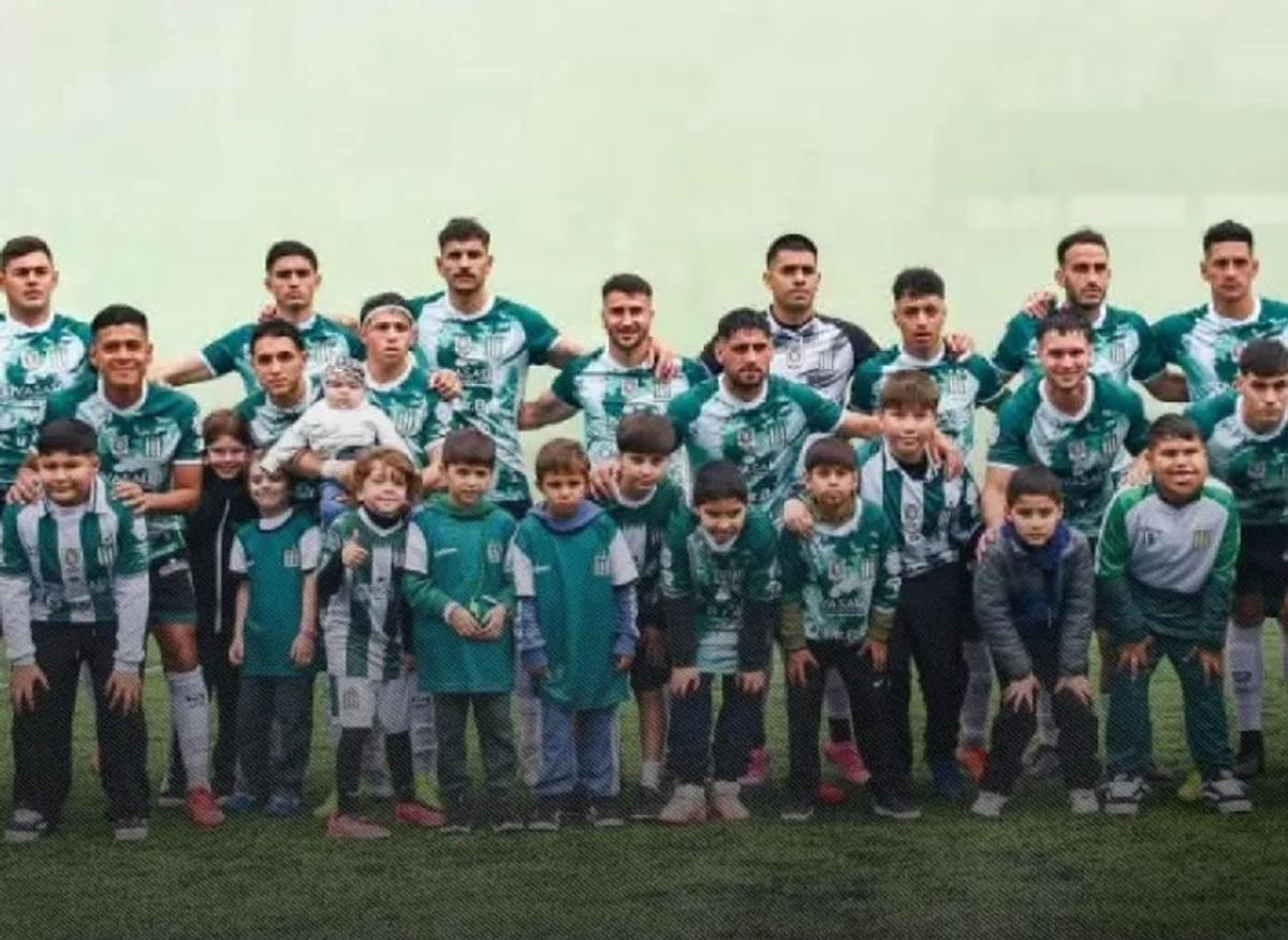 Excursionistas a la Primera Nacional. Foto Gentileza. Agencia NA.