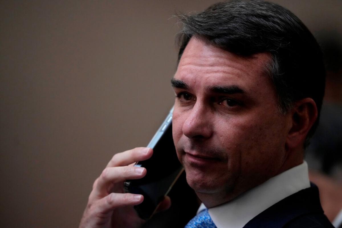 Hijo de Jair Bolsonaro se apoya en Trump mientras un escándalo sacude su candidatura presidencial