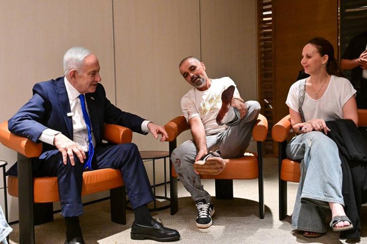 Netanyahu y uno de los pasajeros que neutralizó a atacante de avión.