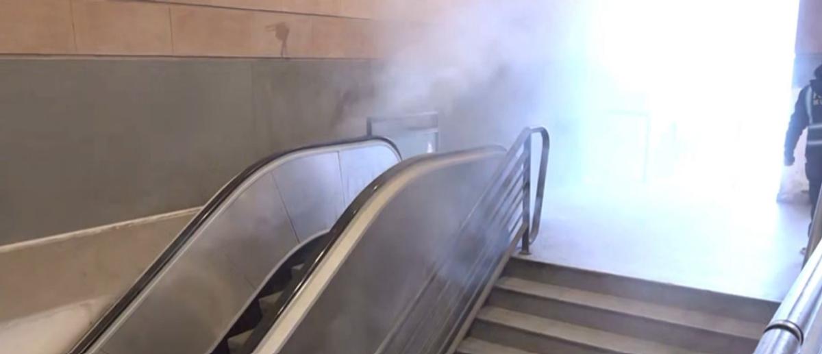 Incendio en escalera mecánica de Constitución provoca evacuación y cierre temporal