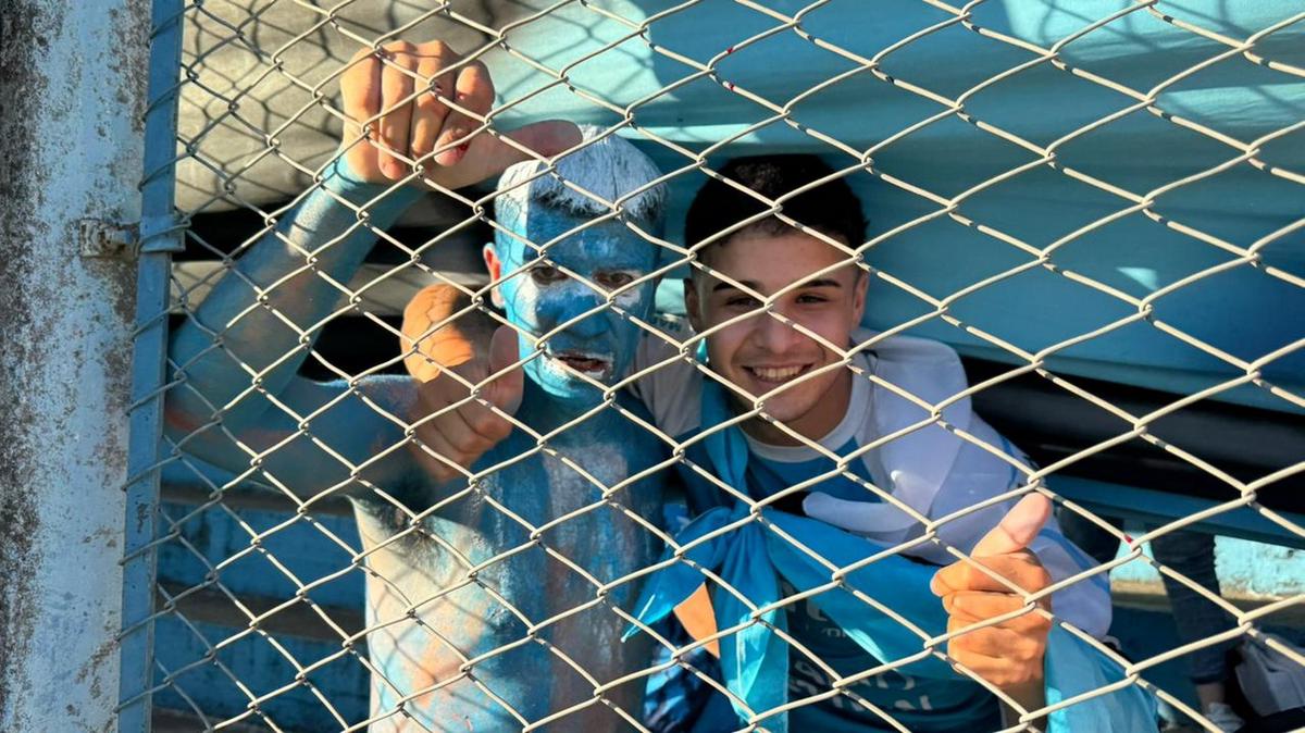 Río Cuarto recibe a los jugadores tras el ascenso. 