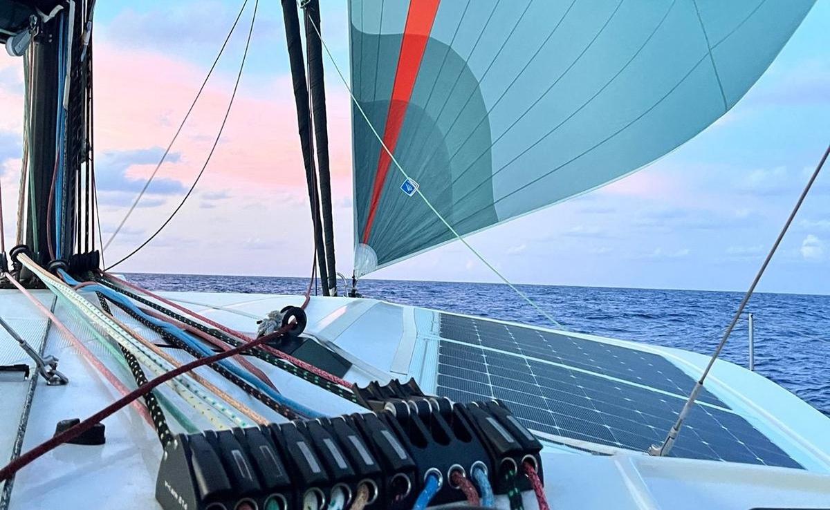 Una familia recorre más de 4.000 kilómetros por el Atlántico en vela rumbo al Caribe.