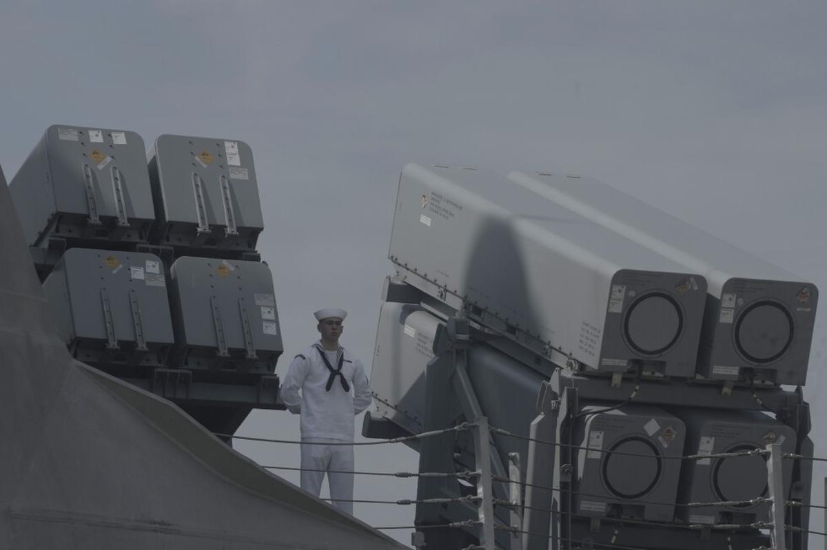 Buque de guerra de EEUU visita base naval en Camboya mejorada con ayuda de China