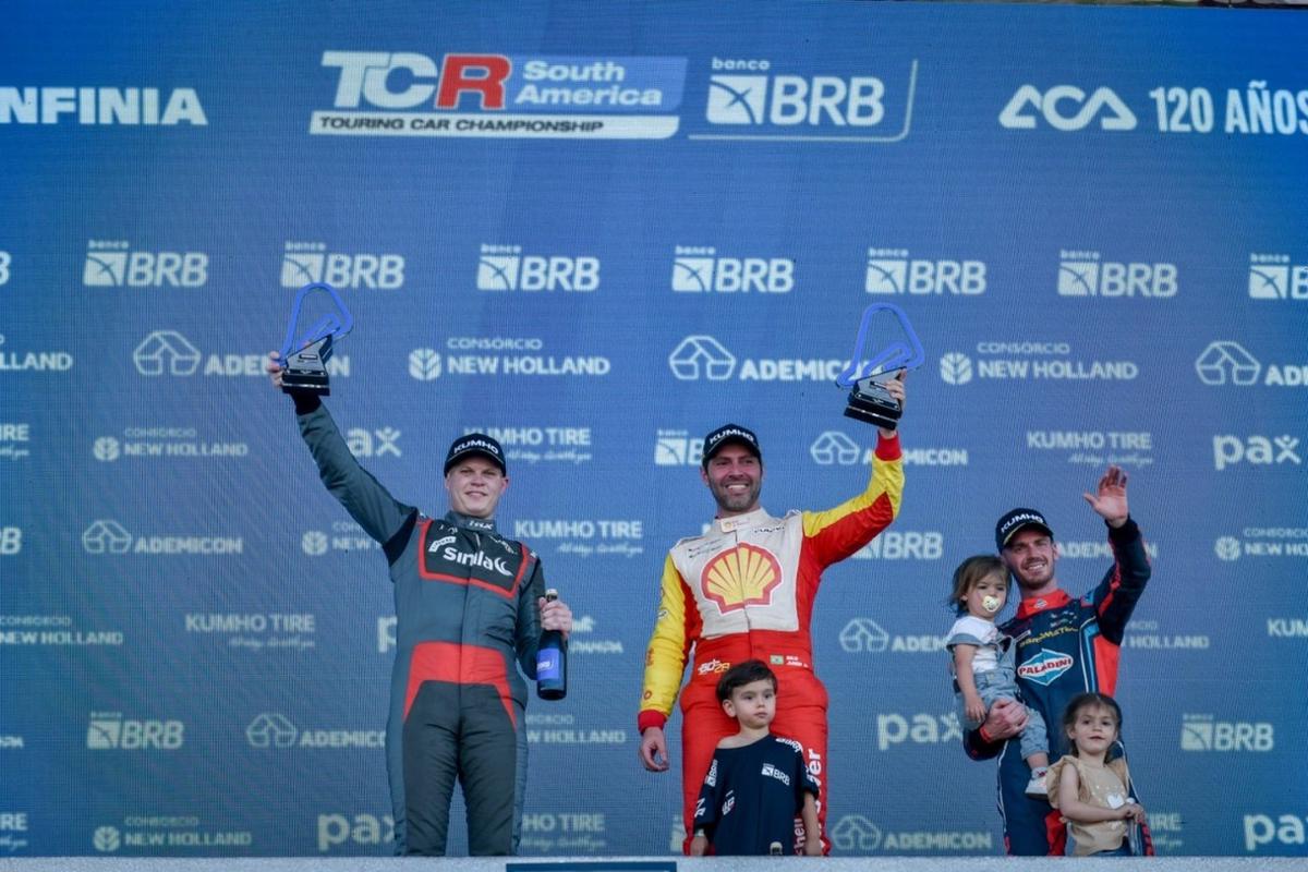 FOTO: Osman, en lo más alto, con Cravero y Rosso en el podio del TCR